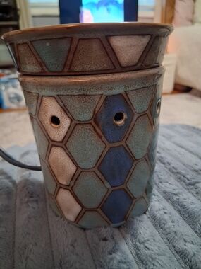 Authentic Scentsy Hexagon Pattern Mid-Size Warmer in Blue, Cream and Green